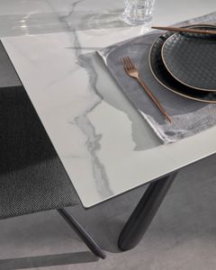 Kave Home Kave Home Theone, Theone uitschuifbare tafel in wit porselein en zwart stalen poten 160 (210) x 90 cm (mtk0172)