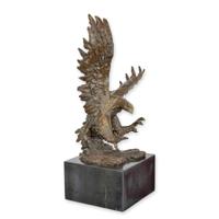 A BRONZE SCULPTURE OF AN EAGLE A BRONZE SCULPTURE OF AN EAGLE