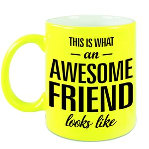 Awesome friend cadeau mok / beker neon geel voor vriend of vriendin 330 ml