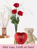 Drie rode rozen inclusief vaas, Lindt hart en teddybeer 17 cm - Valentijnsdag Drie rode rozen inclusief vaas, Lindt hart en teddybeer 17 cm - Valentijnsdag