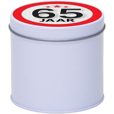 Cadeau koek of snoep blik - met 65 jaar opdruk sticker - 10 x 10 cm - Cadeauverpakking verjaardag