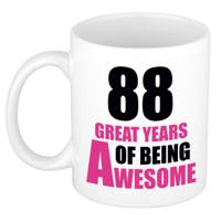 Verjaardag 88 jaar Koffiemok Cadeau - Great years of being awesome - wit/roze - voor dames