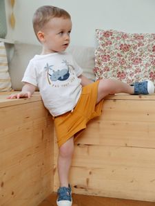 Set babyshirt met print en baggy short wit