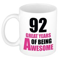 Verjaardag 92 jaar Koffiemok Cadeau - Great years of being awesome - wit/roze - voor dames