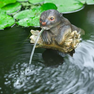 Ubbink drijvende spuitfiguur otter op boomstam