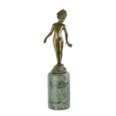 BRONZEN BEELD VAN EEN MEISJE MET EEN ROOS