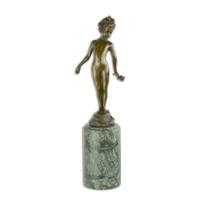 BRONZEN BEELD VAN EEN MEISJE MET EEN ROOS