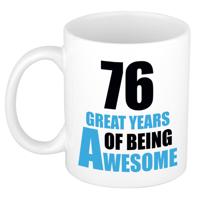 Verjaardag 76 jaar Koffiemok Cadeau - Great years of being awesome - wit/blauw