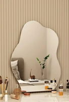 NordiGlow Onregelmatige LED-Spiegel - Scandinavisch Design NordiGlow Onregelmatige LED-Spiegel - Scandinavisch Design