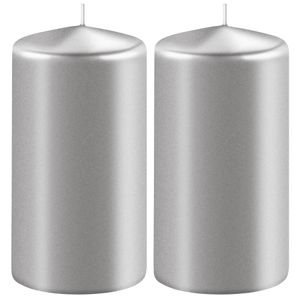 2x Metallic zilveren cilinderkaarsen/stompkaarsen 6 x 8 cm 27 branduren