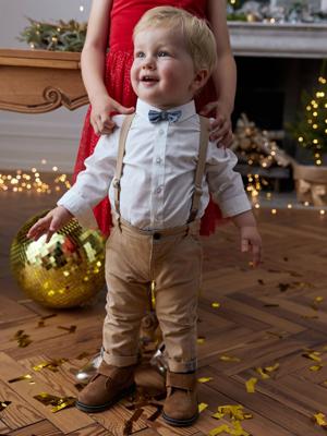4-delige babyset hemdje + vlinderstrik + broek + bretels beige