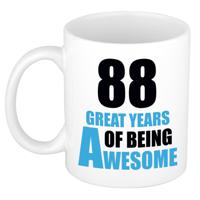 Verjaardag 88 jaar Koffiemok Cadeau - Great years of being awesome - wit/blauw
