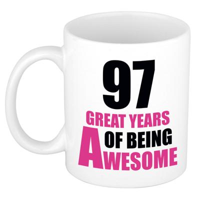 Verjaardag 97 jaar Koffiemok Cadeau - Great years of being awesome - wit/roze - voor dames