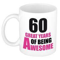 Verjaardag 60 jaar Koffiemok Cadeau - Great years of being awesome - wit/roze - voor dames