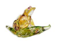 A MURANO STYLE GLASS FIGURINE OF A FROG ON LEAF