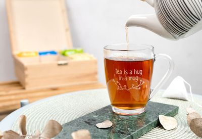 Theeset met theedoos en gegraveerd theeglas