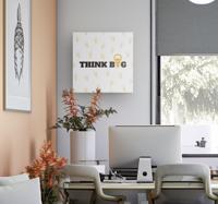 Canvas met 'think big' tekst en gloeilampen