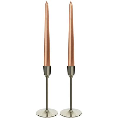 Kandelaars 2x aluminium zilver 15 cm met 12x rose gouden dinerkaarsen