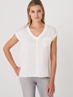 V-hals top met borstzakje en ribgebreide details
