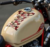 Schedels en rozen motor sticker