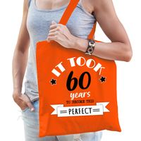 Cadeau tas voor dames - 60 en perfect - oranje - katoen - 42 x 38 cm - zestig - shopper