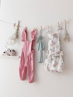 Tuinbroek voor baby's van linnen en katoen rozen - thumbnail