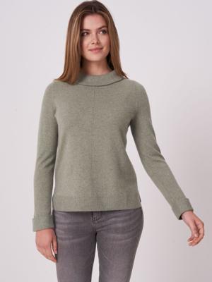 Cashmere trui met Audrey Hepburn-stijl boothalskraag