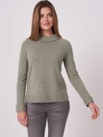 Cashmere trui met Audrey Hepburn-stijl boothalskraag