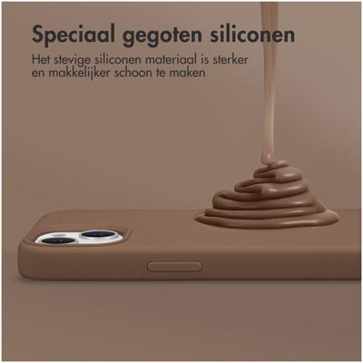 AccezzLiquid Silicone Backcover met MagSafe voor Apple iPhone 15 Pro Telefoonhoesje Bruin