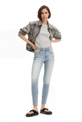 Lange spijkerbroek met bloemen op de taille. - BLUE - 44