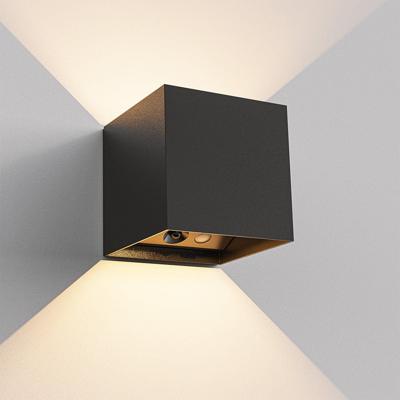 Kansas wandlamp op batterijen - Zwart - IP44 voor binnen & buiten - 3000K warmwit licht - Up & down - USB-C oplaadbare wandlamp - Grote accu - Incl. bewegingssensor