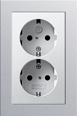 Dubbel stopcontact wit glanzend met Gira esprit aluminium afdekraam recht