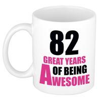 Verjaardag 82 jaar Koffiemok Cadeau - Great years of being awesome - wit/roze - voor dames