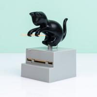 Frisky kat cocktailprikkerhouder