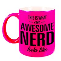 Awesome nerd / slimmerik cadeau mok / beker neon roze 330 ml - thumbnail