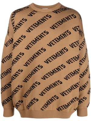 VETEMENTS pull à logo en intarsia - Marron