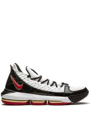Nike baskets LeBron 16 SB 'Remix' - Blanc