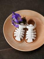 Babysandalen van leer met klittenband, gesloten neus wit