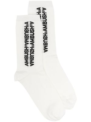 AMBUSH chaussettes en coton à logo imprimé - Blanc