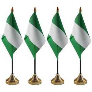 4x stuks Nigeria tafelvlaggetje 10 x 15 cm met standaard