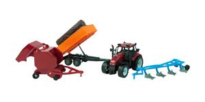 Tractor Set Frictie Met Ploeg, Stammen- En Balenaanhangers 37cm. Rood Of Groen.