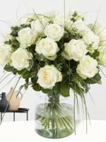 Wit rozenboeket met beregras - thumbnail