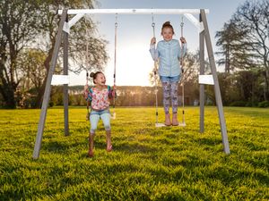 AXI Dubbele Schommel van hout in grijs & wit Vrijstaande schommel voor kinderen met houten schommelzitjes