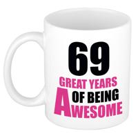 Verjaardag 69 jaar Koffiemok Cadeau - Great years of being awesome - wit/roze - voor dames