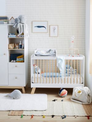 Babybed met spijlen LIJN GROTE BEER wit / hout