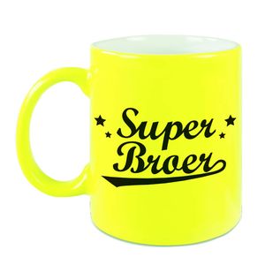 Super broer cadeau mok / beker neon geel 330 ml - verjaardag / bedankt cadeau - feest mokken