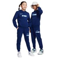 Nike Erling Haaland Club Fleece Joggingpak Kids Donkerblauw Lichtblauw Nike Erling Haaland Club Fleece Joggingpak Kids Donkerblauw Lichtblauw