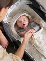 Plaid met capuchon voor baby van molton, gevoerd met pluche beige, bedrukt