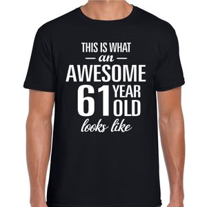 Awesome 61 year / 61 jaar cadeau t-shirt zwart heren