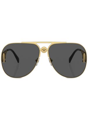 Versace Eyewear lunettes de soleil pilote à plaque logo - Or
